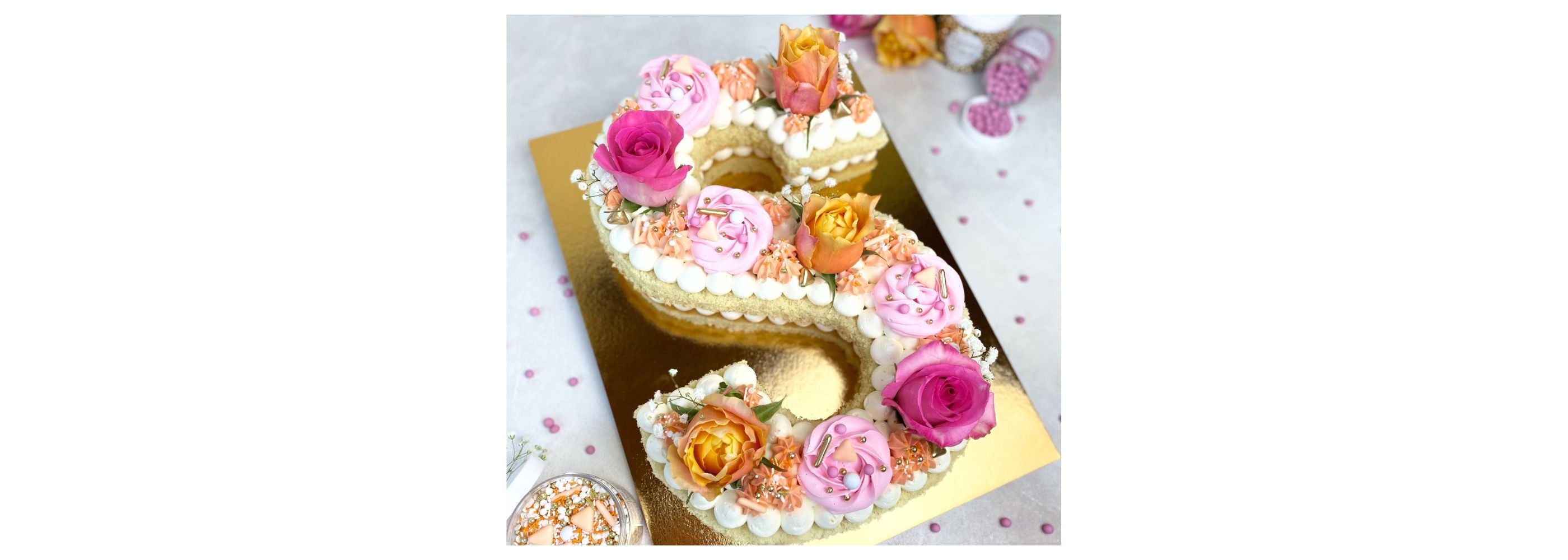 Lettercake mit Vanillebiskuit, Mascarpone-Buttercreme und Erdbeeren